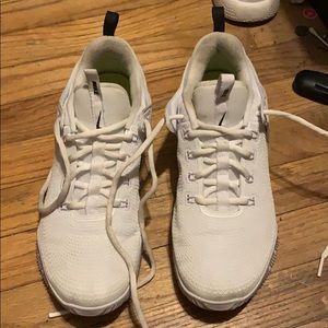 WOMANS SIZE 11 NIKE HYPERACE 2’S (BLACK/WHITE)
